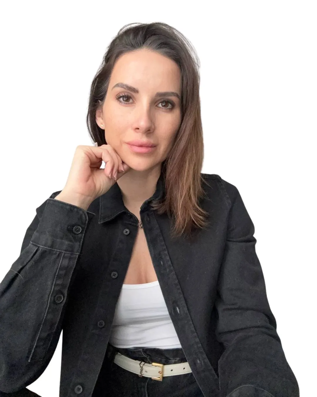 Thomson Luca belsőépítész portréja fekete ingben, fehér háttérrel a rólam részben